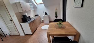 a small apartment with a table and a kitchen at STUDIO Apartman in Gheorgheni +2 photos