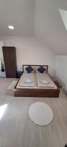 a large bed in a bedroom with a wooden floor at STUDIO Apartman in Gheorgheni