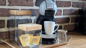 une cafetière posée sur une table avec une tasse dans l'établissement La Tometterie - longère normande traditionnelle, à Chanteloup