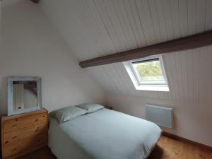 une petite chambre avec un lit et une fenêtre dans l'établissement La Tometterie - longère normande traditionnelle, à Chanteloup