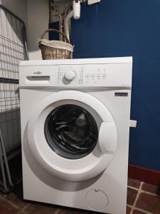 - un lave-linge blanc avec un panier dans l'établissement La Tometterie - longère normande traditionnelle, à Chanteloup