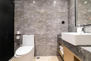 Ένα μπάνιο στο Echarm Hotel Guangzhou Gangding Huashi Subway Station Tianhe North Branch