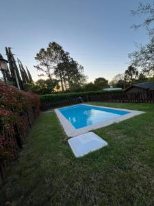 Bazén v ubytování Cabañas Kangarú nebo v jeho okolí