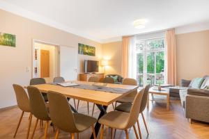 ein Wohnzimmer mit Esstisch und Stühlen in der Unterkunft Hotelpark Bodetal "große Ferienwohnung" in Thale + 39 Fotos