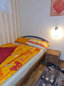 Un pat sau paturi într-o cameră la Ferienwohnung Berghexe 438 mit Pool & Sauna in Hohegeiß-Braunlage