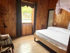 ein Schlafzimmer mit großem Bett und Fenster in der Unterkunft homstay tuấn thơm in Mèo Vạc + 3 Fotos