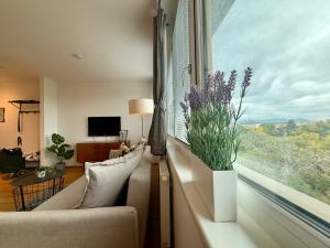 ein Wohnzimmer mit Couch und großem Fenster in der Unterkunft Erdberger Lände in Wien