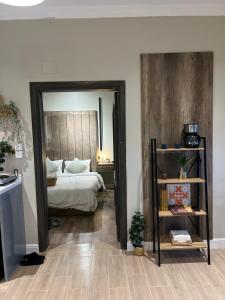 a bedroom with a bed and a large mirror at شقة Modern غرفة نوم وصالة in Al Madinah