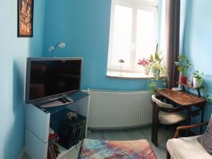Un televizor și/sau centru de divertisment la Zimmer an der Zollelbe +2 fotografii