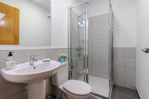 Un baño con inodoro, lavabo y ducha. en Arinaga Playa 2, en Agüimes 20 fotos más