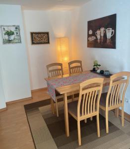 einen Esstisch und Stühle in einem Zimmer in der Unterkunft Ferienwohnung Anna Vollmer in Gengenbach