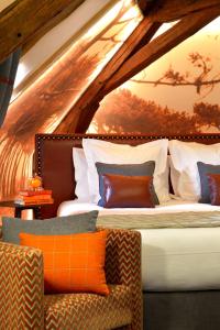 a bedroom with a large bed and a couch at Le Général d'Elbée Hotel & Spa - Teritoria in Noirmoutier-en-l'lle