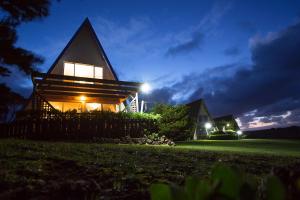 una casa por la noche con las luces encendidas en Island Breeze Motel en Currie