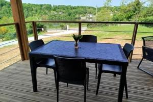 Μπαλκόνι ή βεράντα στο Les Terrasses du Lac - Vu sur le lac - 500m de la plage de fougères