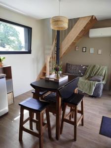 Χώρος καθιστικού στο Les Terrasses du Lac - Vu sur le lac - 500m de la plage de fougères +13 φωτογραφίες