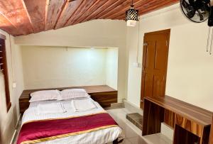 Un dormitorio con una cama y un techo de madera. en Kodiyadans Kooh, en Meenangadi
