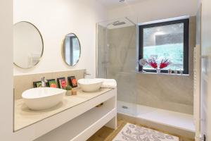 un baño con dos lavabos y una ducha en Villa Panoramiqua - Vue 180 sur le Lac d'Annecy et les montagnes, en Saint-Jorioz