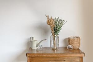 un jarrón con flores encima de una mesa en Villa Panoramiqua - Vue 180 sur le Lac d'Annecy et les montagnes, en Saint-Jorioz