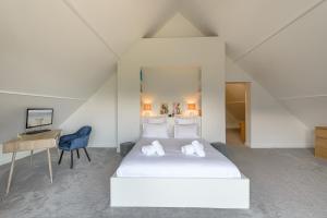 Un dormitorio con una cama blanca y un escritorio. en Villa Panoramiqua - Vue 180 sur le Lac d'Annecy et les montagnes, en Saint-Jorioz 23 fotos más