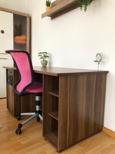 escritorio con silla rosa en una habitación en Urlaubsort Fränkisches Seenland, en Haundorf 14 fotos más
