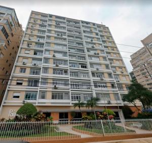 un grande condominio con balconi e recinzione di SHB - Pé na Areia em Santos: Sol, Mar e Netflix a Santos