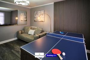 una sala de estar con una mesa de ping pong en 2 BDR House By Prospergress Property Short Lets & Serviced Accommodation Coventry With Free Parking and Large Garden Patio, en Coventry