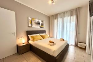 Ένα ή περισσότερα κρεβάτια σε δωμάτιο στο Trilocale con Terrazza tra Lecco, Milano e Como