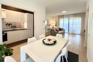 Η κουζίνα ή μικρή κουζίνα στο Trilocale con Terrazza tra Lecco, Milano e Como