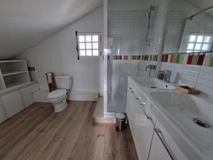 Koupelna v ubytování Casa Samana maison 4 chambres à Mont de Marsan + 18 fotografií