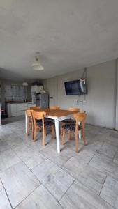 ein Tisch und Stühle in einem Raum mit Küche in der Unterkunft Verano pleno in Monte Hermoso