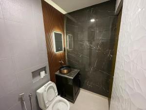 Ένα μπάνιο στο ShowmeAngel Residence Club with Pool