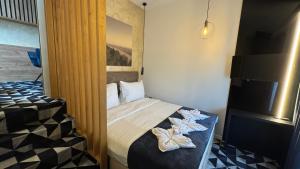 Ένα ή περισσότερα κρεβάτια σε δωμάτιο στο Hotel Modriča +29 φωτογραφίες