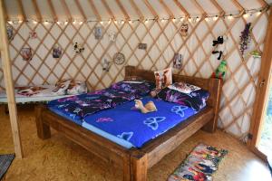 a bedroom with a bed in a yurt at 01 JURTA šedá u stodoly in Chotětice