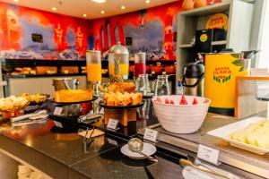 a buffet with food on a counter in a restaurant at Go Inn Hotel Aracaju in Aracaju
