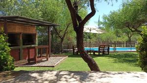 a yard with a picnic table and a pool at Cabañas Lo de Alberto in Santa Rosa de Calamuchita