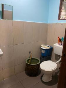 baño con aseo y cubo de basura en ANA Homestay, en Hulu Langat 12 fotos más