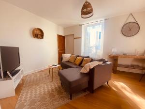 a living room with a couch and a tv at L Oustal Henri-La Primaube-3 chambres in Luc