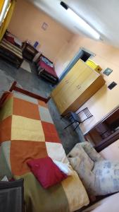 Una habitación con una cama y un sofá. en La casa de David, en Deán Funes