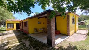 una casa amarilla con patio en La casa de David, en Deán Funes 1 foto más