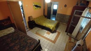 - Vistas aéreas a un dormitorio con cama en La casa de David, en Deán Funes