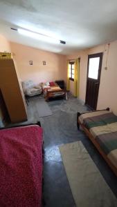 una habitación con dos camas y una habitación con alfombras en La casa de David, en Deán Funes