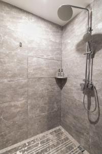 Ένα μπάνιο στο Echarm Hotel Guangzhou Gangding Huashi Subway Station Tianhe North Branch +11 φωτογραφίες