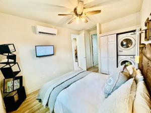 ein Schlafzimmer mit einem Bett und einem Deckenventilator in der Unterkunft Downtown--Pet-Friendly--Lido Beach--Opera--Symphony--Walk to Restaurants--Bikes Available in Sarasota