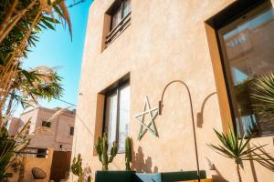 un edificio con una estrella a su lado en SURFHALLA Morocco, en Imsouane