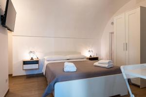 a bedroom with a bed with two towels on it at Suite Le Cementine in Mottola