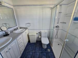 un bagno con wc, lavandino e doccia di Aguazul-323 a Tías