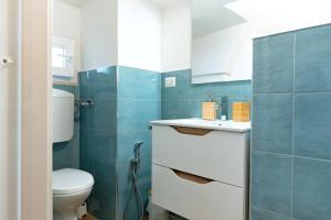 a bathroom with a toilet and a sink at Suite Le Cementine in Mottola