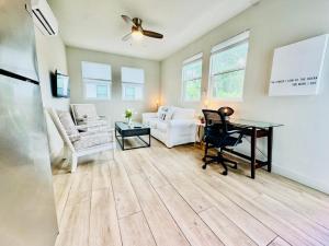 ein Wohnzimmer mit einem Schreibtisch und einem Sofa in der Unterkunft Downtown--Pet-Friendly--Lido Beach--Opera--Symphony--Walk to Restaurants--Bikes Available in Sarasota