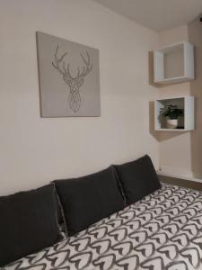 a bedroom with a bed and a picture on the wall at Appartement au pied des pistes Risoul in Risoul