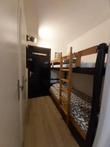 a hallway with two bunk beds in a room at Appartement au pied des pistes Risoul in Risoul +34 photos